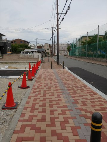 口田中2丁目シャッター付ガレージ（管理番号：53）の周辺|前面道路含む現場写真　東向き