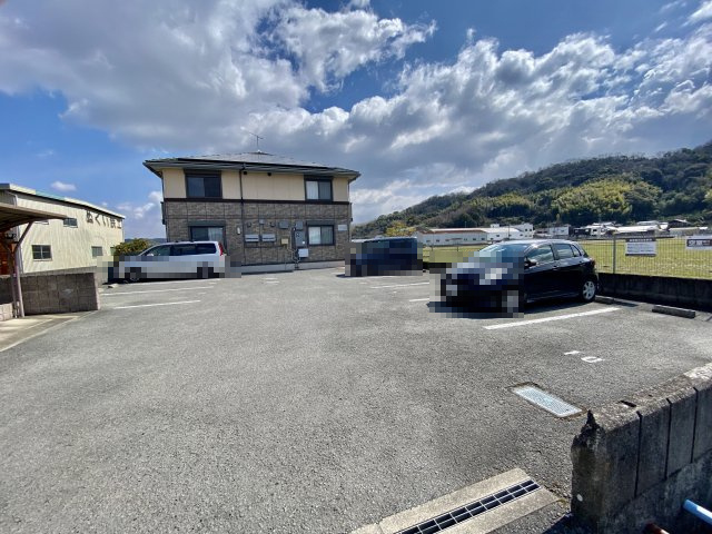 フォースクエア岡田の駐車場