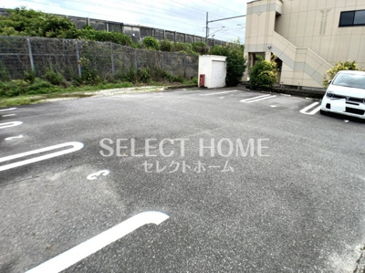 【駐車場】 | エルアール豊坂 | 車をお持ちの方に嬉しい駐車場付きの物件です