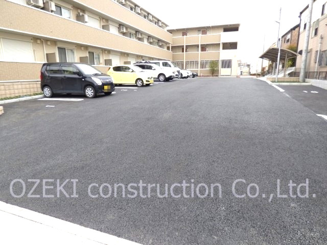 アルバ・グラート Bの駐車場