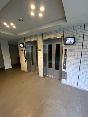 【その他共用部分】 | クリオ南太田 | お買い物時やベビーカーの出し入れに便利なエレベーター付。
混雑時にも便利なエレベーター2基付です。