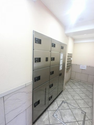 【その他共用部分】 | フローレンスパレス綱島 | 不在時にもお荷物が受け取れる宅配ボックスです。