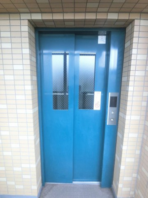 【その他共用部分】 | フローレンスパレス綱島 | お買い物時やベビーカーの出し入れに便利なエレベーター付。