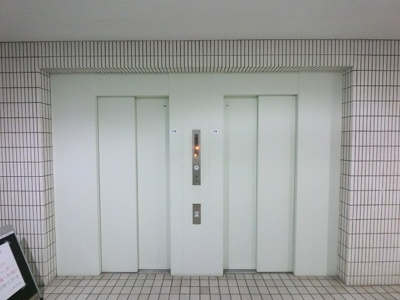 【その他共用部分】 | 東急ドエルアルス多摩川B棟 | お買い物時やベビーカーの出し入れに便利なエレベーター付。
混雑時にも便利なエレベーター2基付です。