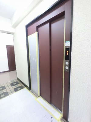 【その他共用部分】 | 松見台ハイツ | お買い物時やベビーカーの出し入れに便利なエレベーター付。