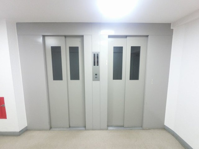 【その他共用部分】 | 豊栄綱島マンションB棟 | お買い物時やベビーカーの出し入れに便利なエレベーター付
混雑時にも便利なエレベーター2基付です。