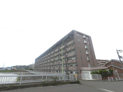【外観】 | 豊栄綱島マンションB棟 | 東急東横線「綱島」駅徒歩11分
横浜市営地下鉄ブルーライン「新羽」駅バス10分「グリーンサラウンドシティ」停歩2分。