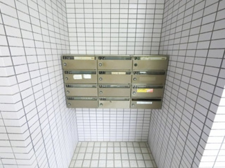 【その他共用部分】 | 集合ポストです。
郵便物はこちらからお取りください。