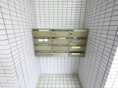 【その他共用部分】 | 東急ドエルアルス多摩川 | 集合ポストです。
郵便物はこちらからお取りください。