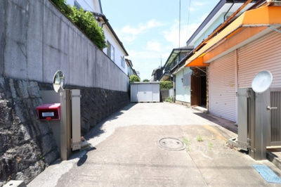 【駐車場】 | 朽網西店舗付住居 | 普通車2台、軽車両2台であれば詰めれば駐車可能