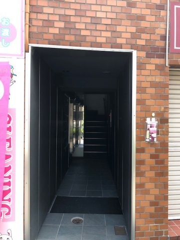 メゾン新宿のエントランス