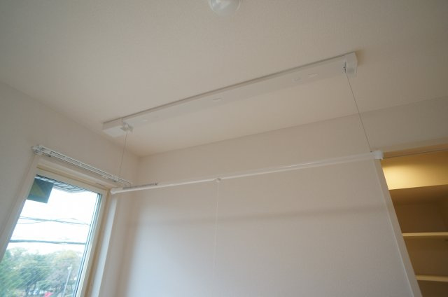 LE　LIEN　ELEVERの設備|室内物干しバーは昇降式です
参考、同建物・同間取りの号室