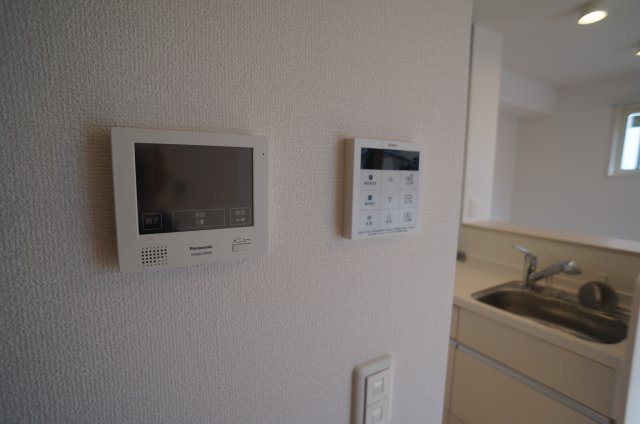 LE　LIEN　ELEVERの設備|TVモニターホンと給湯スイッチです
参考、同建物・同間取りの号室
