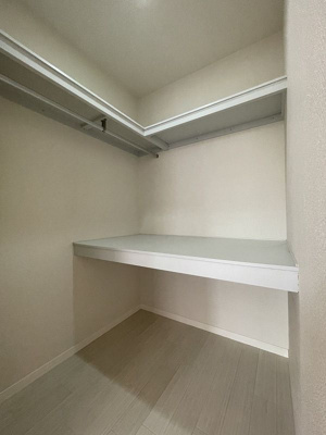 【収納】 | さくらガーデン【SHM】 | 洋室6.4帖のお部屋にあるウォークインクローゼットです♪棚が2段＋ハンガーラックでたっぷり収納出来ます☆