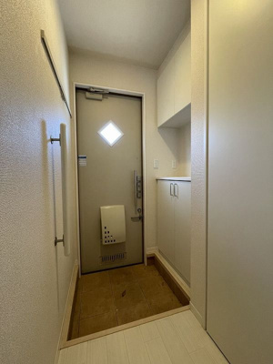 【玄関】 | さくらガーデン【SHM】 | 玄関には上下タイプのシューズボックス付き！お気に入りの靴もすっきり収納できます☆お客様もスムーズにお出迎えできますね♪