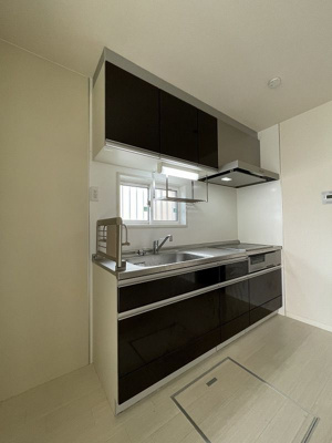 【キッチン】 | さくらガーデン【SHM】 | IH3口/グリル付きシステムキッチンです☆換気のできる窓付きでお料理の匂いもこもりません！場所を取るお鍋やお皿もたっぷり収納できてお料理がはかどります！