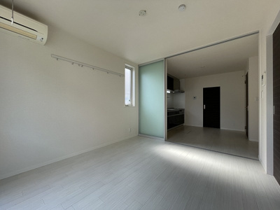 【居間・リビング】 | さくらガーデン【SHM】 | 12.5帖リビングダイニングキッチン、窓側からの眺めです☆可動間仕切りがあるのでキッチンとリビングを分けて使うこともできますね◎