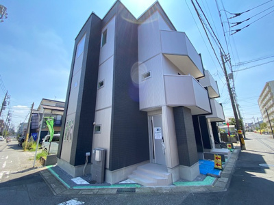 【外観】 | 現地見学会　川口市前川3丁目　新築分譲住宅　全2棟　 | 6ｍ道路2方向に面してます。
