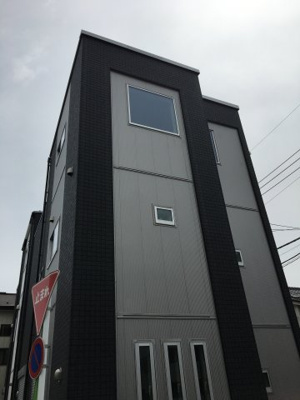 【外観】 | 現地見学会　川口市前川3丁目　新築分譲住宅　全2棟　 | 3階の大きな窓
