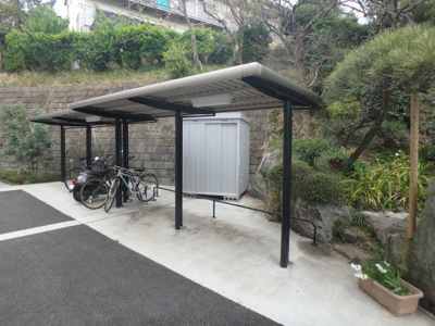 【その他共用部分】 | Premio/プレミオ【SHM】 | 屋根付きの駐輪場で雨が降っても大切な自転車が濡れなくてすみますね♪荷物が重いときに自転車があれば助かりますね！