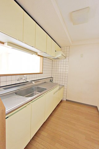 コンフォール赤坂のキッチン|対面カウンター付きキッチン
