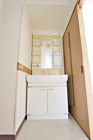 コンフォール赤坂の独立洗面台|シャワー付き独立洗面台