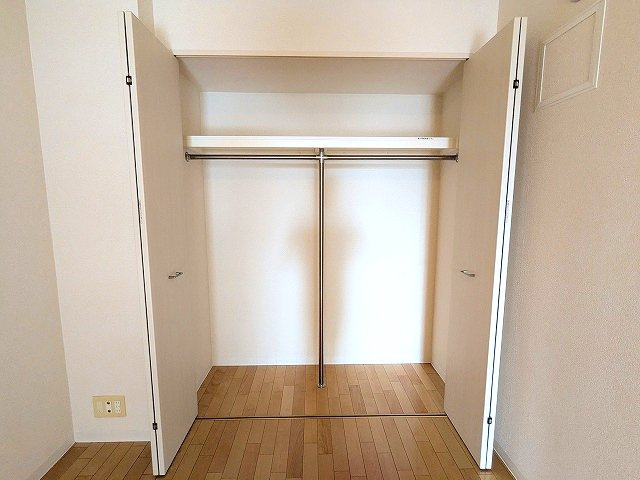 ParkCube浅草田原町の収納|5.7帖洋室のクローゼットです