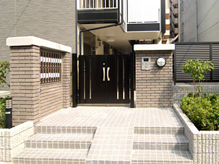 【エントランス】 | エムエムワン | オートロックゲート