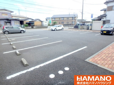 【駐車場】 | ロイヤルコート | 駐車場に車を止められます