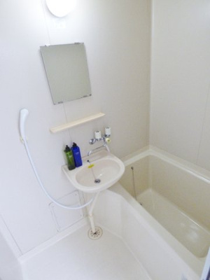 【浴室】 | ＹＫビル | 上の方に小物棚があると小物にカビ・錆がつきにくく便利♪