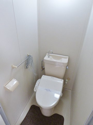 【トイレ】 | ＹＫビル | 新品の温水洗浄便座で快適♪タオル掛けもございます！