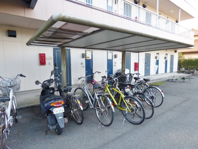 【その他共用部分】 | ＹＫビル | 玄関を出てすぐそばに駐輪場があり便利です♪