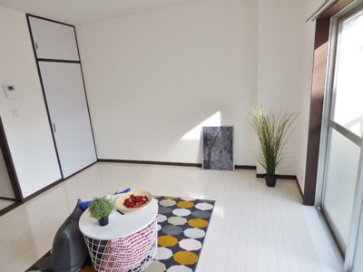 【ロビー】 | ＹＫビル | 扉も白で統一！モニタホンは扉横にあります！