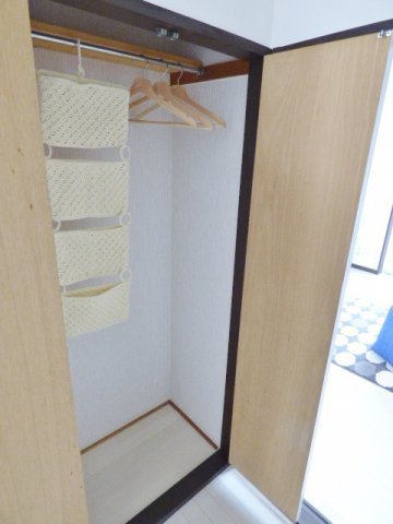 【収納】 | ＹＫビル | キッチン側の収納はハンガーポールつき！お洋服はこちらに収納♪