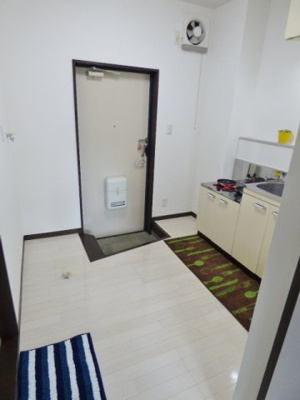 【玄関】 | ＹＫビル | キッチンスペースは約３帖でゆったりめです♪