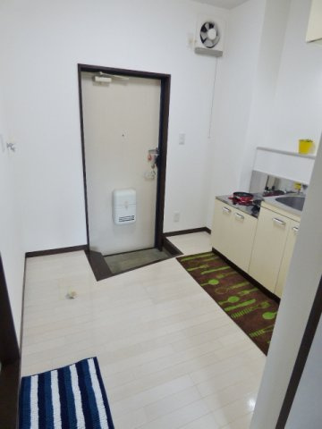 【玄関】 | ＹＫビル | キッチンスペースは約３帖でゆったりめです♪