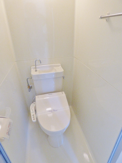 【トイレ】 | ＹＫ第２ビル | 新品の温水洗浄便座で快適♪タオル掛けもございます！