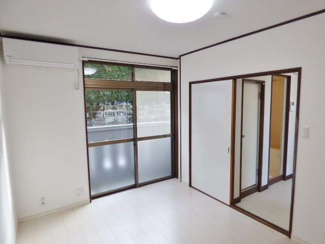 【洋室】 | ＹＫ第２ビル | 掃出し窓の上に小窓があり採光・採風良好です♪