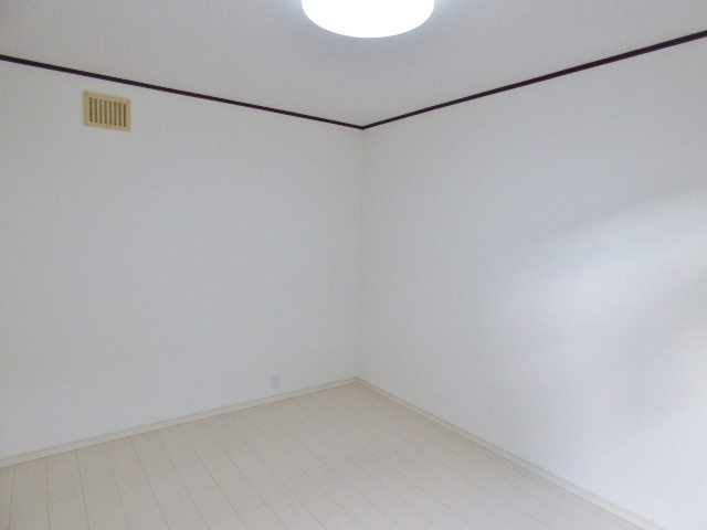 【洋室】 | ＹＫ第２ビル | クロス貼り替え済！汚れのない白は家具も合わせやすいです♪