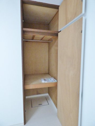 【収納】 | ＹＫ第２ビル | 収納はハンガーポール付なのでお洋服もかけられます！天袋も有！
