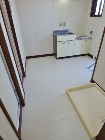 【キッチン】 | ＹＫ第２ビル | キッチンは上下とも収納あり。冷蔵庫置場もしっかり確保！