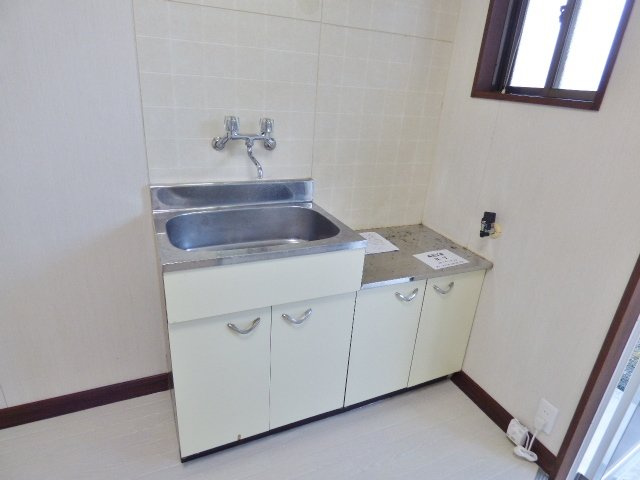 【キッチン】 | ＹＫ第２ビル | コンロは２口のものが置けます！小窓があって換気も良し！