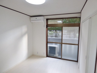 【居間・リビング】 | ＹＫ第２ビル | 掃出し窓の上に小窓があり採光・採風良好です♪