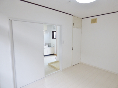 【居間・リビング】 | ＹＫ第２ビル | 白い床は若い方や女性に人気♪インテリアも楽しみたい方にオススメ！