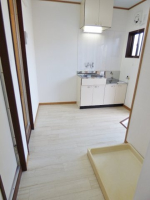 【キッチン】 | ＹＫ第２ビル | キッチンは上下とも収納あり。調理器具も食器もしっかり収納。