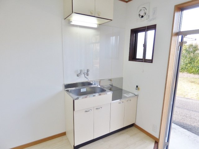 【キッチン】 | ＹＫ第２ビル | コンロは２口のものが置けます！小窓があって換気も良し！