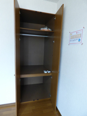 【収納】 | コーポラス６ | 奥行のある収納です。ハンガーパイプもついており、お洋服もかけて収納できます。※掲載画像は同タイプの室内画像のためイメージとしてご参照ください。