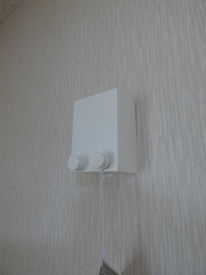 【設備】 | コーポラス６ | 必要な時だけワイヤーを伸ばして手軽に洗濯物を干せる室内物干し　※掲載画像は同タイプの室内画像のためイメージとしてご参照ください。