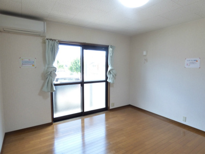 【居間・リビング】 | コーポラス６ | 南向きの洋室８帖　※掲載画像は同タイプの室内画像のためイメージとしてご参照ください。