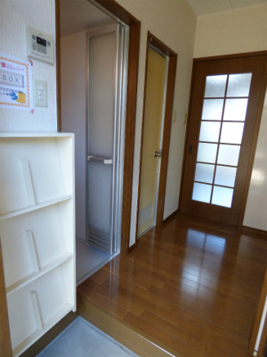 【玄関】 | コーポラス６ | 玄関入ってすぐにシューズラックがあります。引戸があるから突然の来客時に閉めておけば部屋が見えず安心です。　※掲載画像は同タイプの室内画像のためイメージとしてご参照ください。